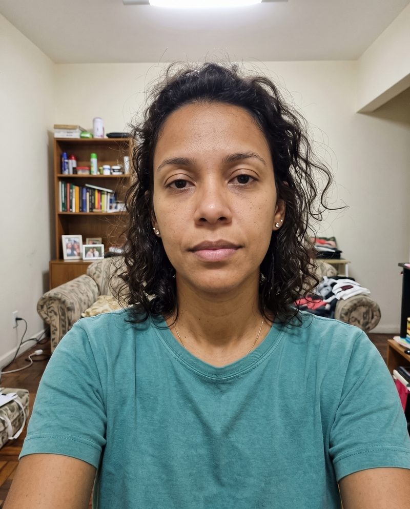Selfie caseira, luz de teto achatada e fundo de sala comum